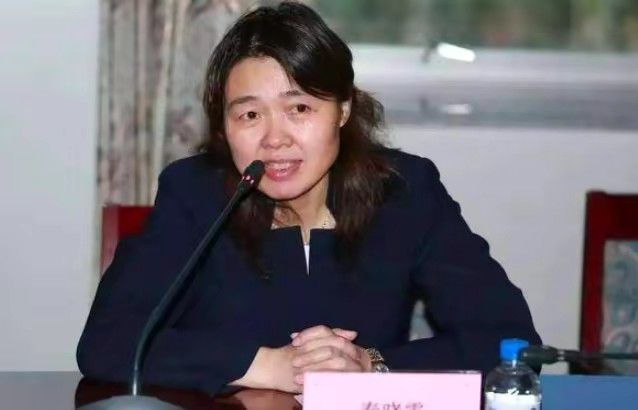 时间：2026.02.20 ： 作者：刘晓丽 ： 专稿 民国年间战乱之际，五庆班班主侯喜亭（陈佩斯 饰）率戏班进京开演，包子铺伙计大嗓儿（黄渤 饰）被刚攻城称王的洪大帅（姜武 饰）错认成名角儿金啸天（尹正 饰），点名要他来唱这出《霸王别姬》。