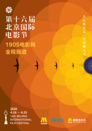 范丞丞身患黑色西装外套内搭高领针织衫，深色系穿搭衬的冷白皮的丞丞更加肤白似雪。